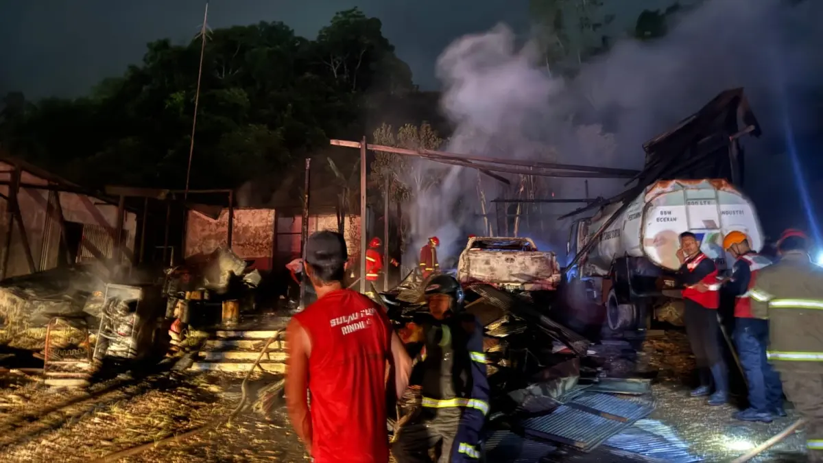 KEBAKARAN: Sebuah bangunan kantor yang berlokasi di Jalan HARM Ayoeb, Gunung Tabur ludes dilahap api, Sabtu (18/4) dini hari. (SENO/BP)
