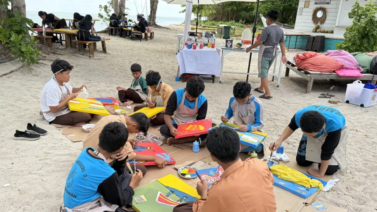 MELUKIS: Siswa SMPN 2 Pulau Derawan memanfaatkan sampah plastik sebagai elemen lukisan dalam lokakarya lukis yang digelar Komunitas Gerobooks Berau. (IZZA/BP)