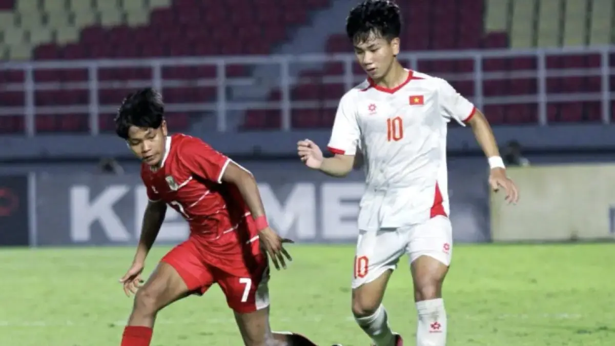 Pesepakbola Timnas Vietnam U-17 Ngoc Nguyen Luc Chu (kanan) berebut bola dengan pemain Indonesia Dava Yunna (kiri) saat pertandingan babak penyisihan terakhir Grup A Piala AFF U-17 2026 di Stadion Gelora Delta, Sidoarjo, Jawa Timur, Minggu (19/4/2026) malam. (ANTARA)

