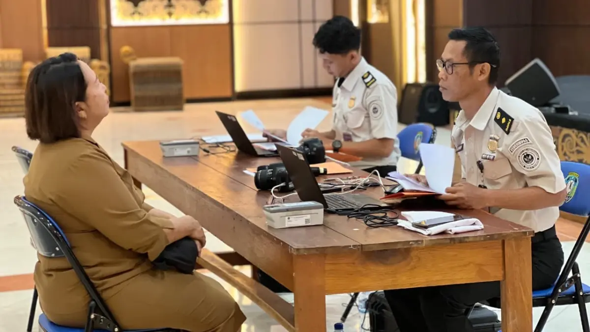 PELAYANAN PASPOR: Warga Kabupaten Malinau melakukan permohonan pembuatan paspor, Jumat (17/4). (IMIGRASI TARAKAN UNTUK HRK)