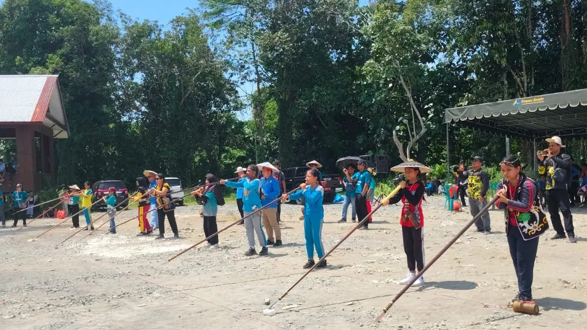 PERLOMBAAN: Para pelajar mengikuti berbagai lomba olahraga tradisional permainan rakyat salah satunya menyumpit. (KORMI BULUNGAN )
