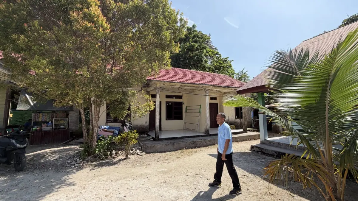 PERLU DIREHAB: Rumah dinas guru di SMPN 2 Pulau Derawan diusulkan untuk direhabilitasi, lantaran sudah banyak fasilitas di dalamnya yang rusak. (IZZA/BP)