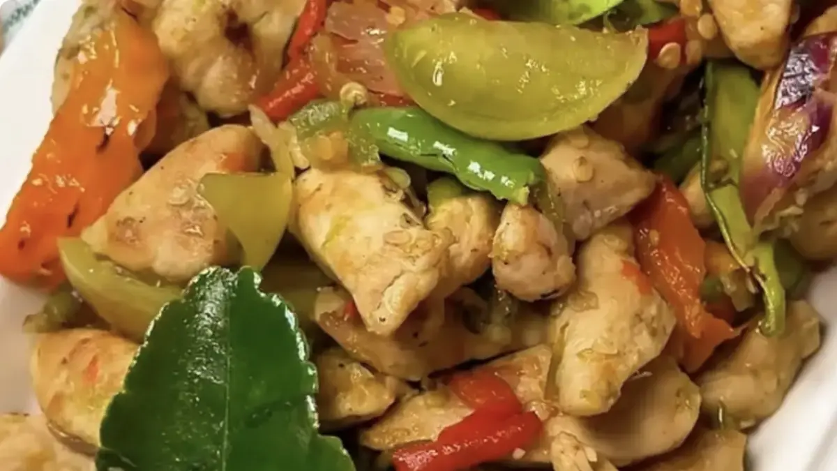 Potret ayam tumis pedas dengan sambal uleg kasar yang gurih dan nampol. (Instagram: @bakingrumahan)