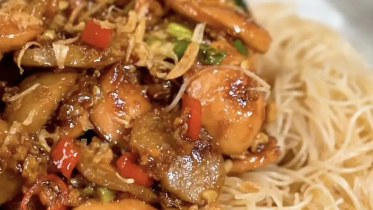Potret bihun goreng gila dengan topping sosis, bakso, dan telur. (Instagram :@adekoerniawan_s)