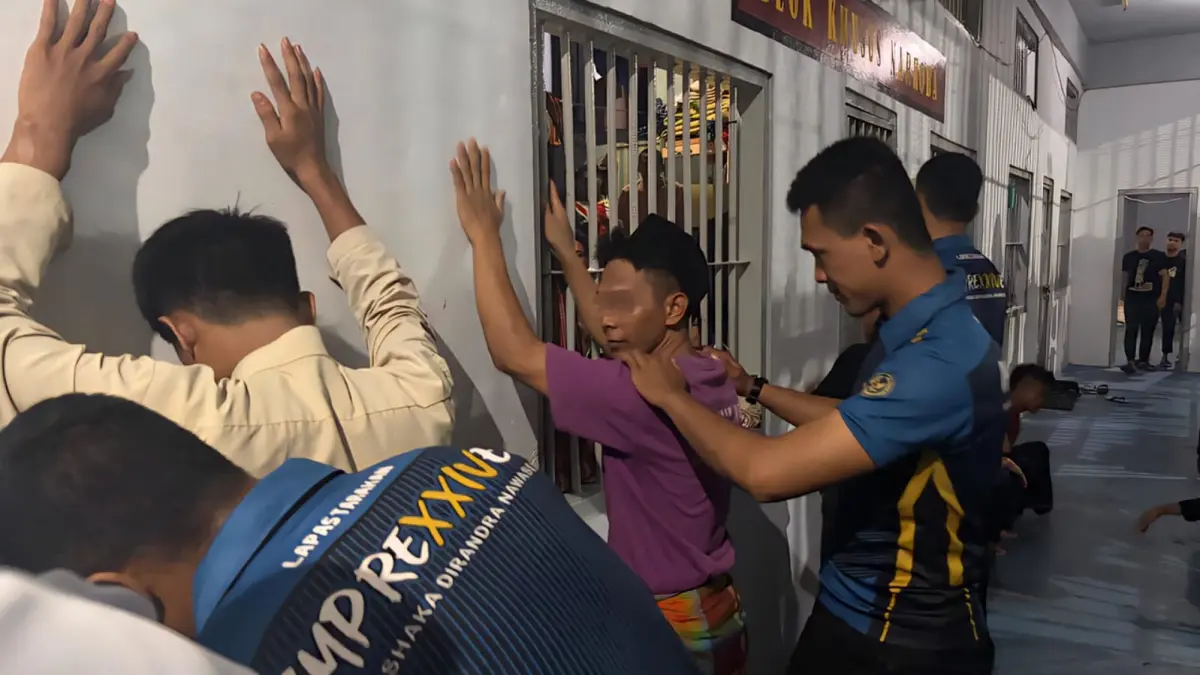 RAZIA KAMAR HUNIAN: Lapas Kelas II A Tarakan saat melakukan razia di kamar hunian warga binaan. (HRK)