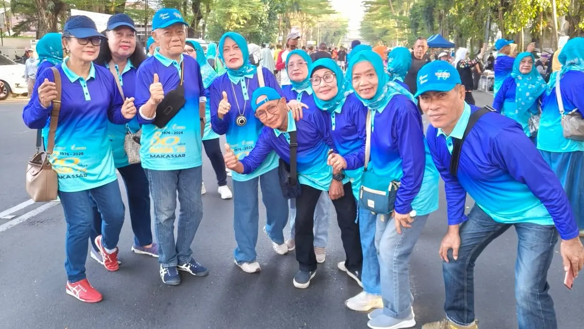 REUNI: Sebagian teman seangkatan lulusan SMA tahun 1976 mengikuti reuni emas di arena CFD di Makassar. (Dok pribadi)