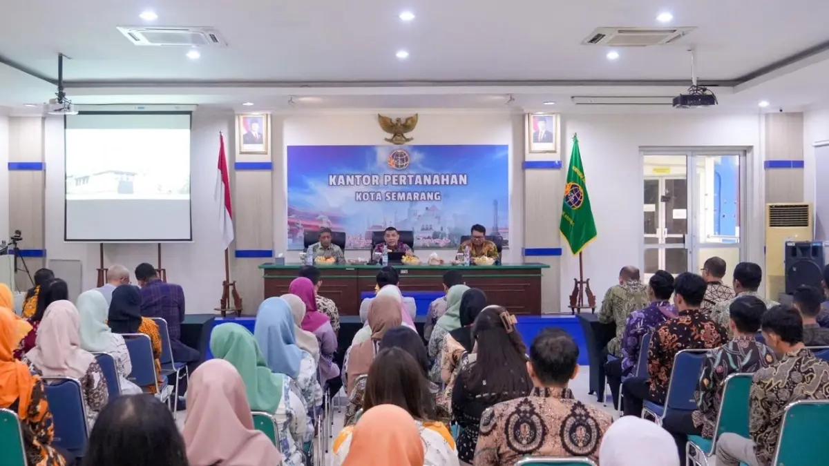 Wakil Menteri ATR/Wakil Kepala BPN, Ossy Dermawan, meninjau langsung jalannya Pelayanan Tanah Akhir Pekan (PELATARAN) di Kantor Pertanahan Kota Semarang, Jawa Tengah, Sabtu (18/04/2026)