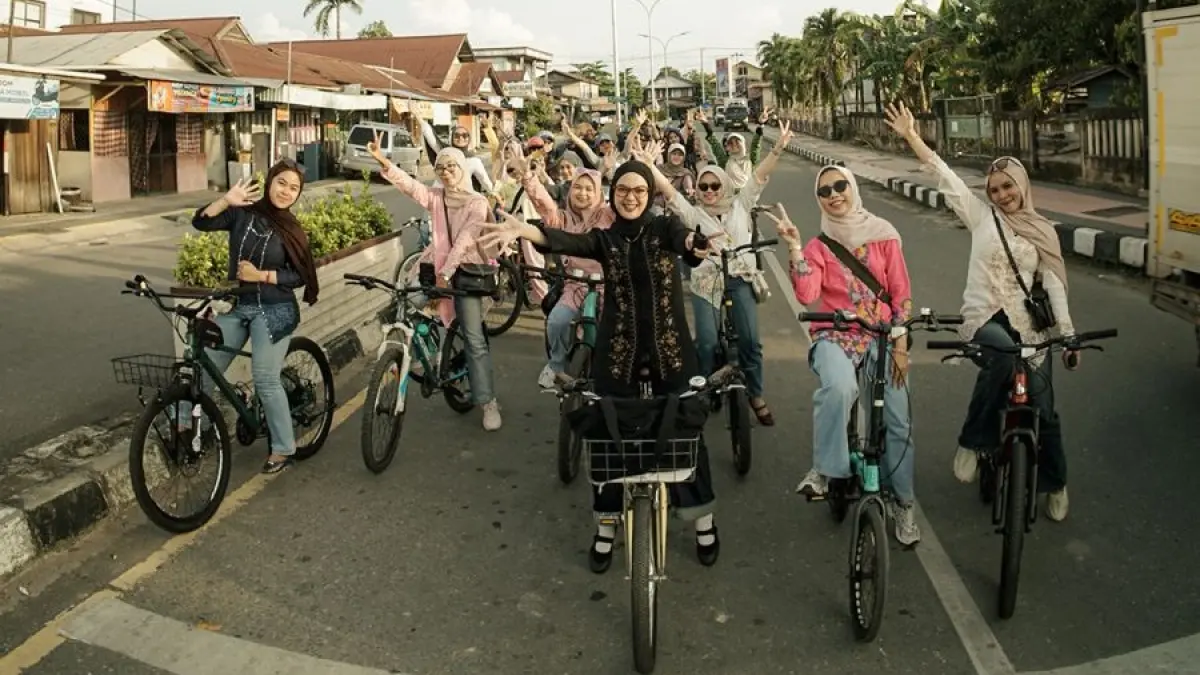 GOWES: Peringati Hari Kartini, Abisia Bike gowes gunakan kebaya. (AKBAR SIMORANGKIR UNTUK BP)