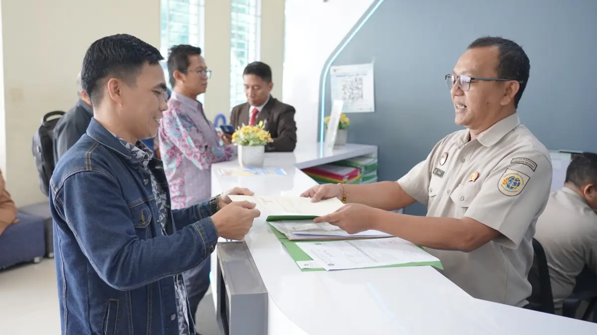 Kepala Biro Hubungan Masyarakat dan Protokol Kementerian ATR/BPN, Shamy Ardian, memberikan penjelasan mengenai prosedur dan biaya balik nama sertipikat tanah dari orang tua ke anak di Jakarta, Senin (20/04/2026).