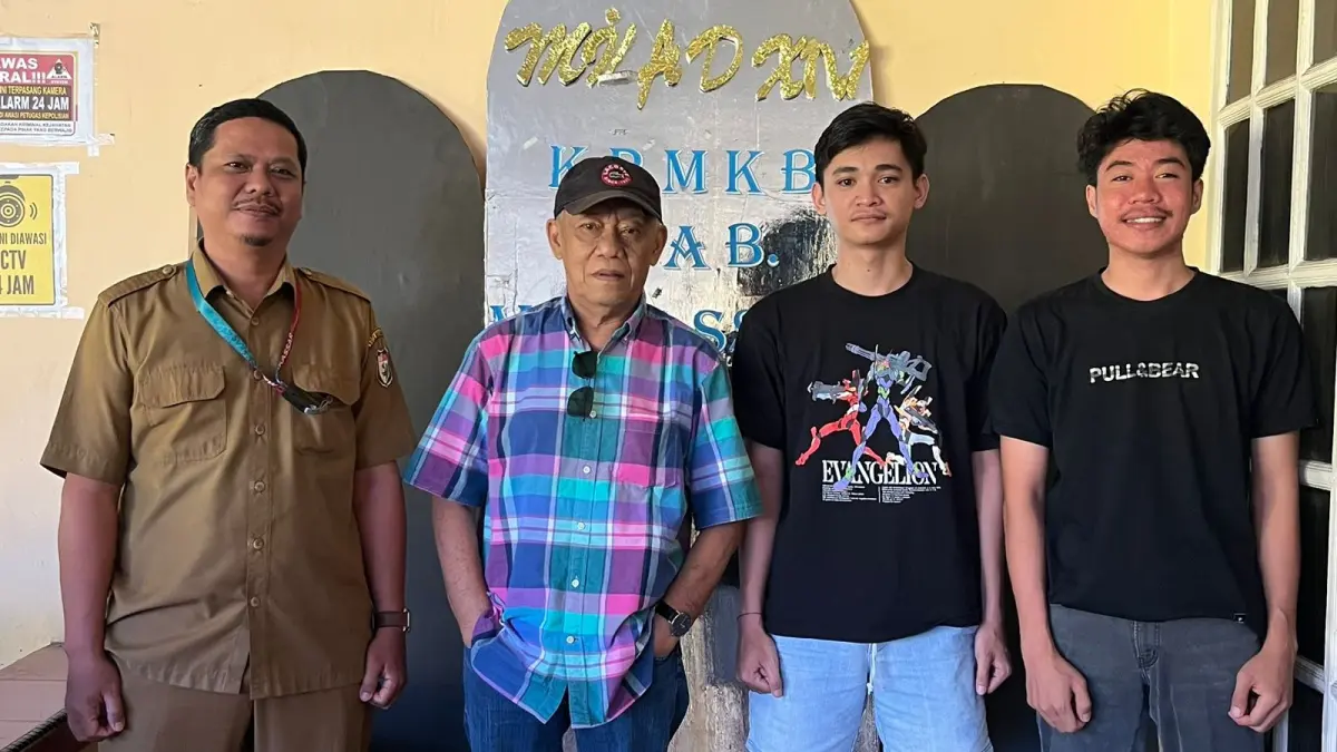 MAMPIR: Penulis menyempatkan berbincang bersama &nbsp;mahasiswa penghuni asrama Berau di Makassar. (DOK PRIBADI)