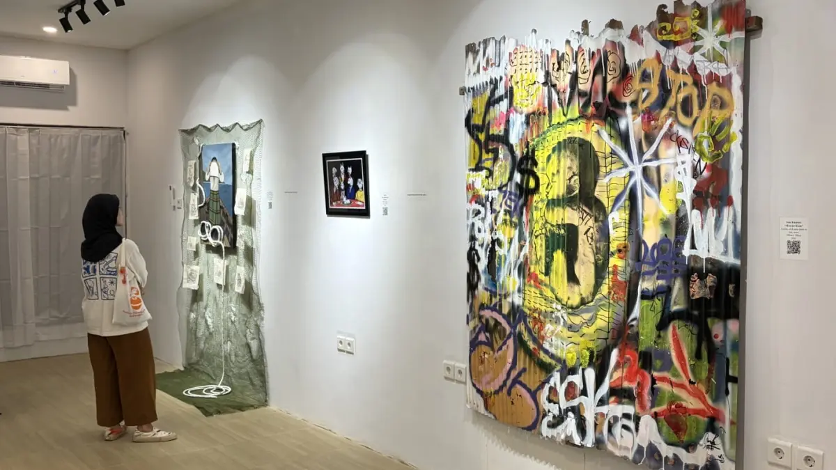 PAMERAN SENI: Belasan karya seni buatan seniman Berau, yang tergabung dalam Komunitas Tana Ruai memamerkan lukisannya di Atara Studio. (IZZA/BP)