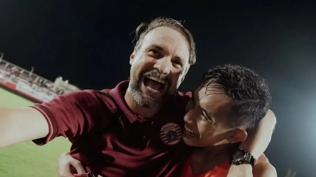 Pelatih Persija Jakarta, Mauricio Souza (kiri), merayakan kesuksesan meraih kemenangan atas Malut United bersama Rizky Ridho. (Dok. Persija)