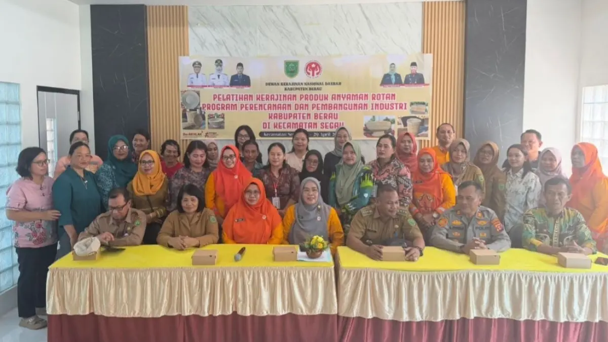 PELATIHAN: Diskoprindag dan Dekranasda menggelar pelatihan anyaman rotan di Kecamatan Segah, Senin (20/4). (BERAU POST)
