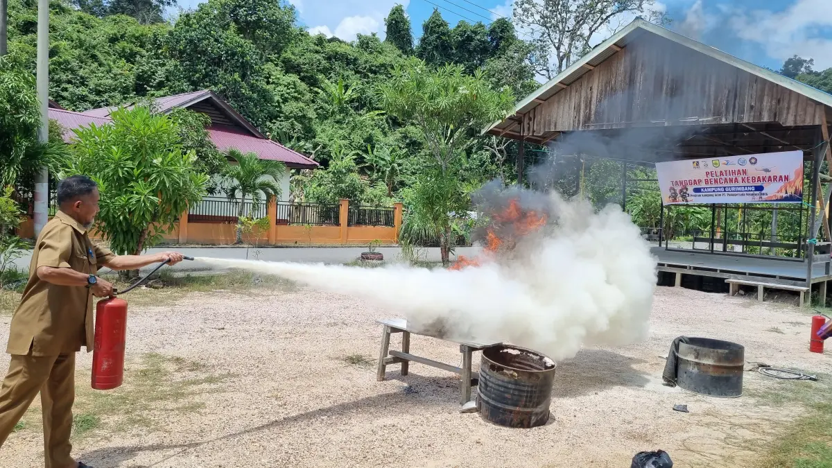 PELATIHAN: Para peserta dan kru Disdamkartan saat melaksanakan pelatihan dan sosialisasi tanggap bencana kebakaran di Kampung Gurimbang, kemarin. (PAMA BRCG UNTUK BERAU POST)