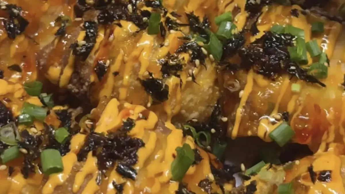 Potret crab rangoon nachos dengan topping creamy dan saus gochujang pedas. (Instagram: @khalilwhid)

