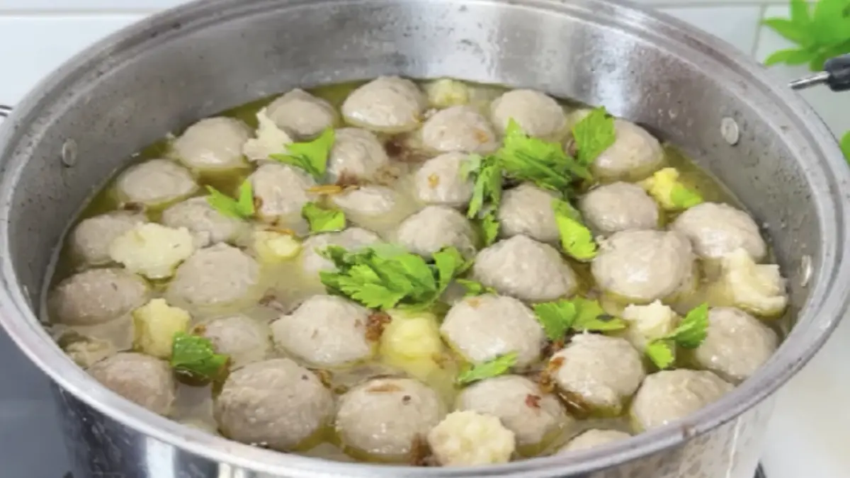 Resep kuah bakso bening yang segar dan enak (Dok. YouTube Ika Mardatillah)