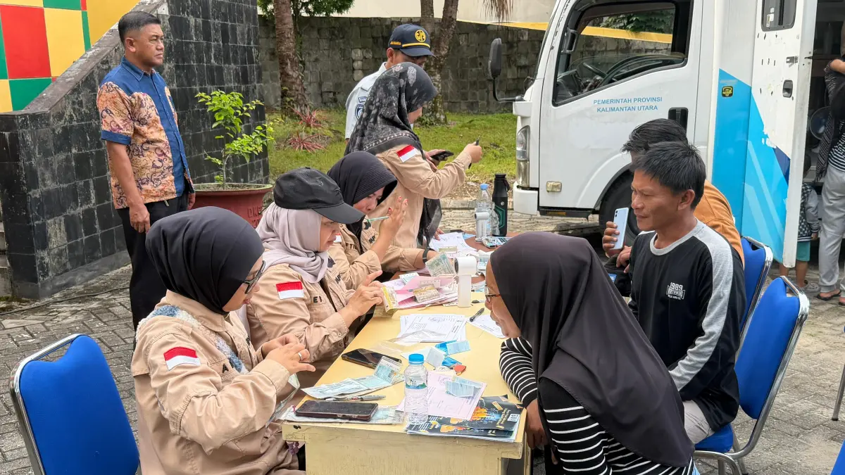 SAMSAT KELILING: Layanan Samsat Keliling diharap tekan praktik percaloan. (HRK)