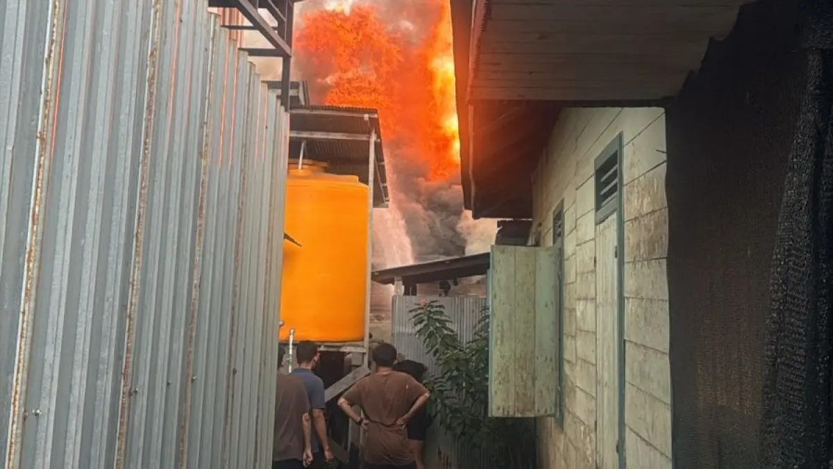 SI JAGO MERAH: Kobaran api yang membakar rumah warga di RT 6, Gang Mandiri, Jalan Dermaga, Selasa (21/4)