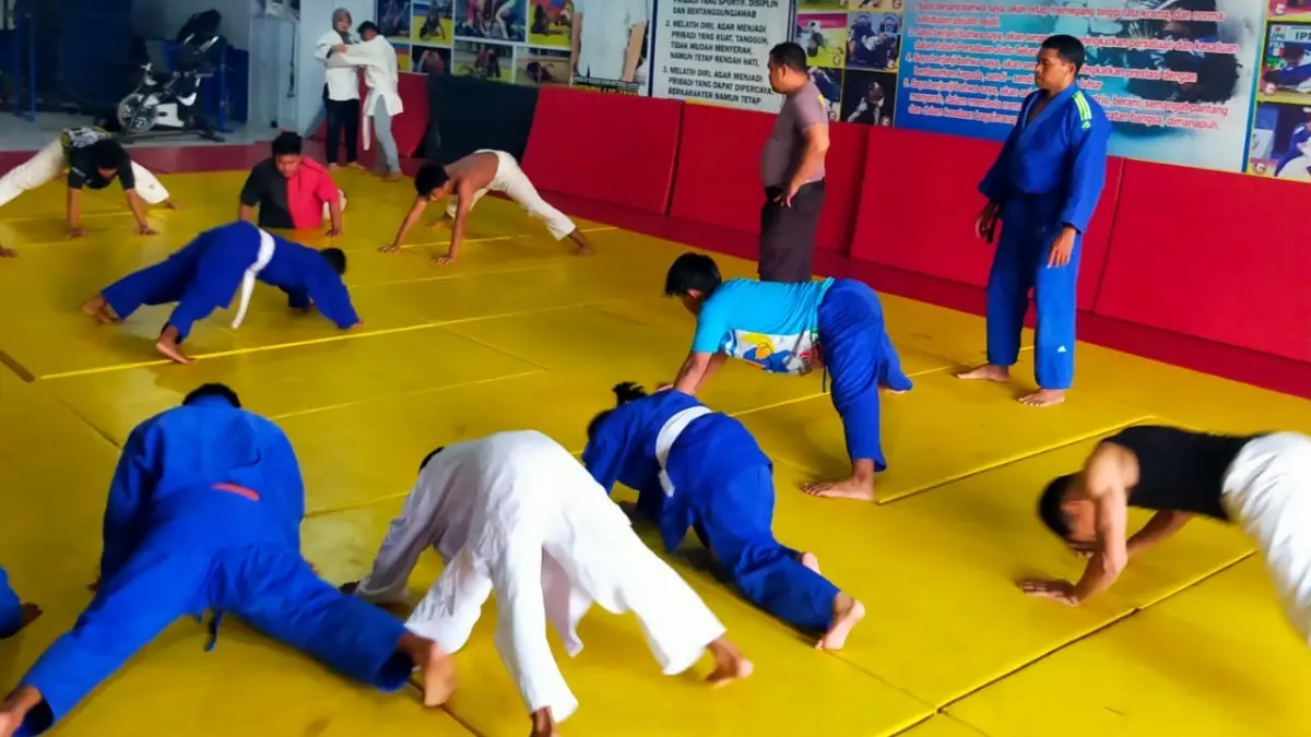 TERUS BERLATIH: Para atlet saat melakukan latihan kemarin. (ARTA KUSUMA YUNANDA/BP)