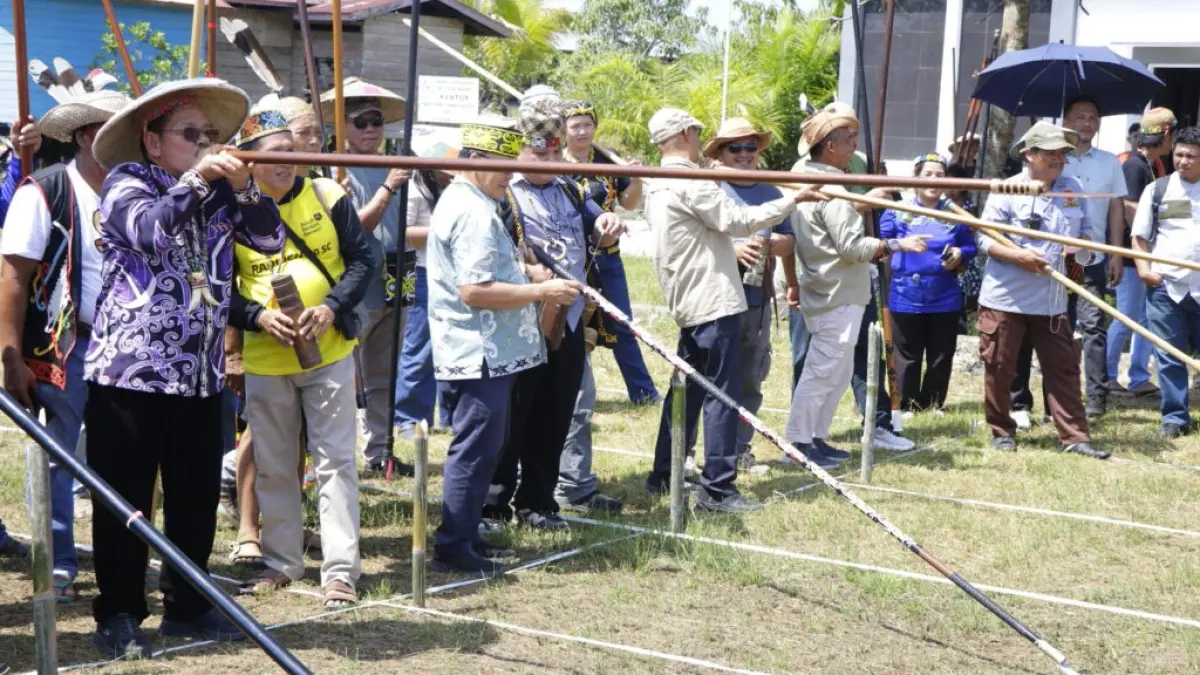 TURNAMEN: Memeriahkan Pesta Panen di Teras Nawang, Wagub Kaltara Ingkong Ala menjajal sumpit. (DKISP KALTARA)