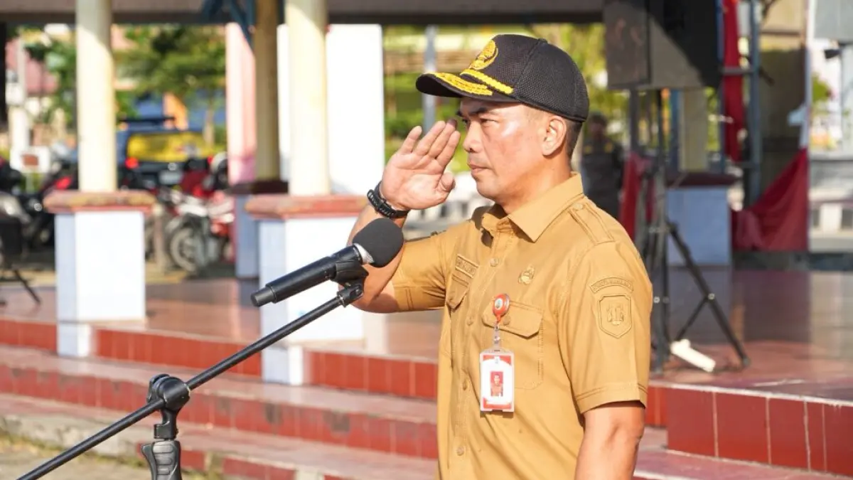 APEL RUTIN: Sekprov Kaltara Denny Harianto, pimpin apel pagi di lingkungan Pemprov Kaltara di Lapangan Agatish Tanjung Selor. (DKISP KALTARA)