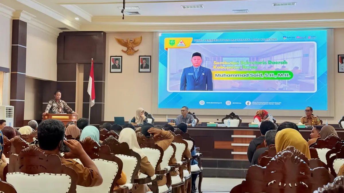 BERI PELATIHAN: Sekkab Berau Muhammad Said membuka pelatihan Bimtek dan pengolahan data ID untuk perangkat kampung di Ruang Rapat Sangalaki, Sekretariat Kabupaten Berau, Selasa (21/4). (IZZA/BP)