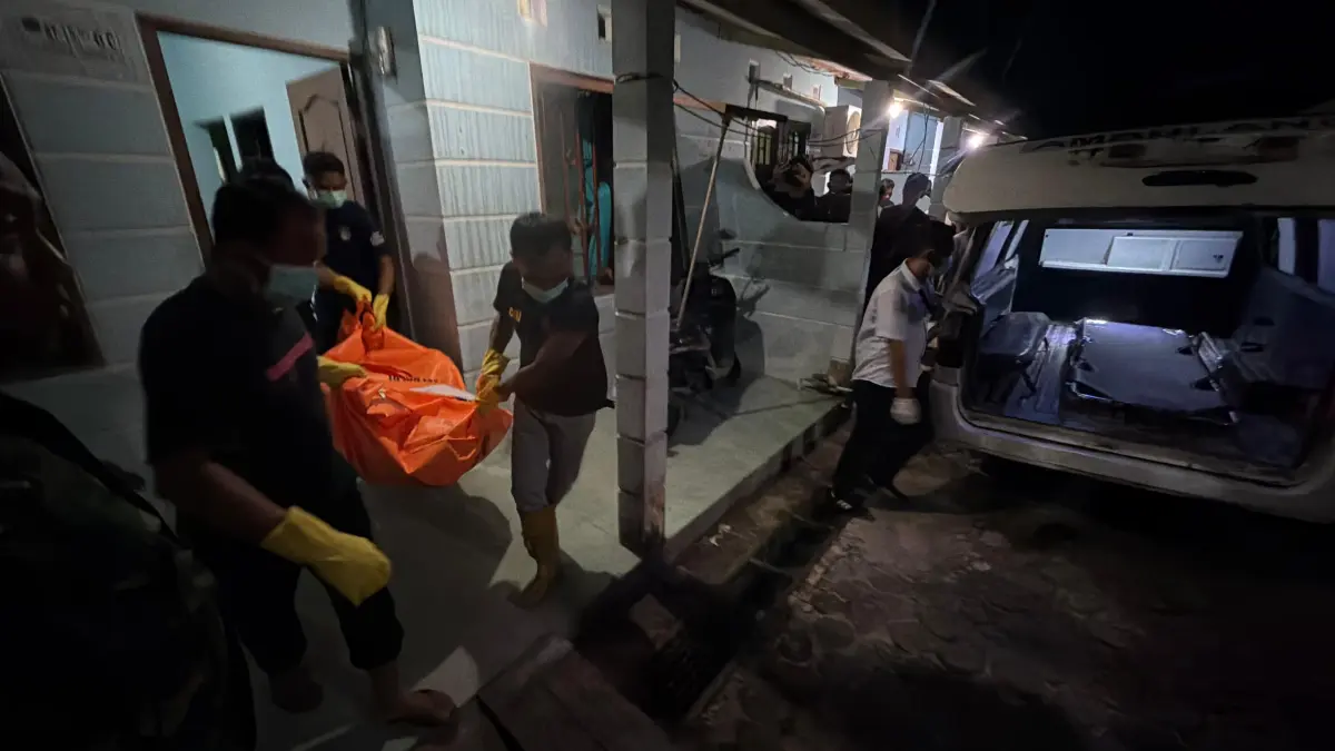 DIEVAKUASI: Korban lansia ditemukan meninggal dunia di kontrakan di Kelurahan Karang Anyar, Senin (20/4) malam. (SEPTIAN ASMADI/HRK)