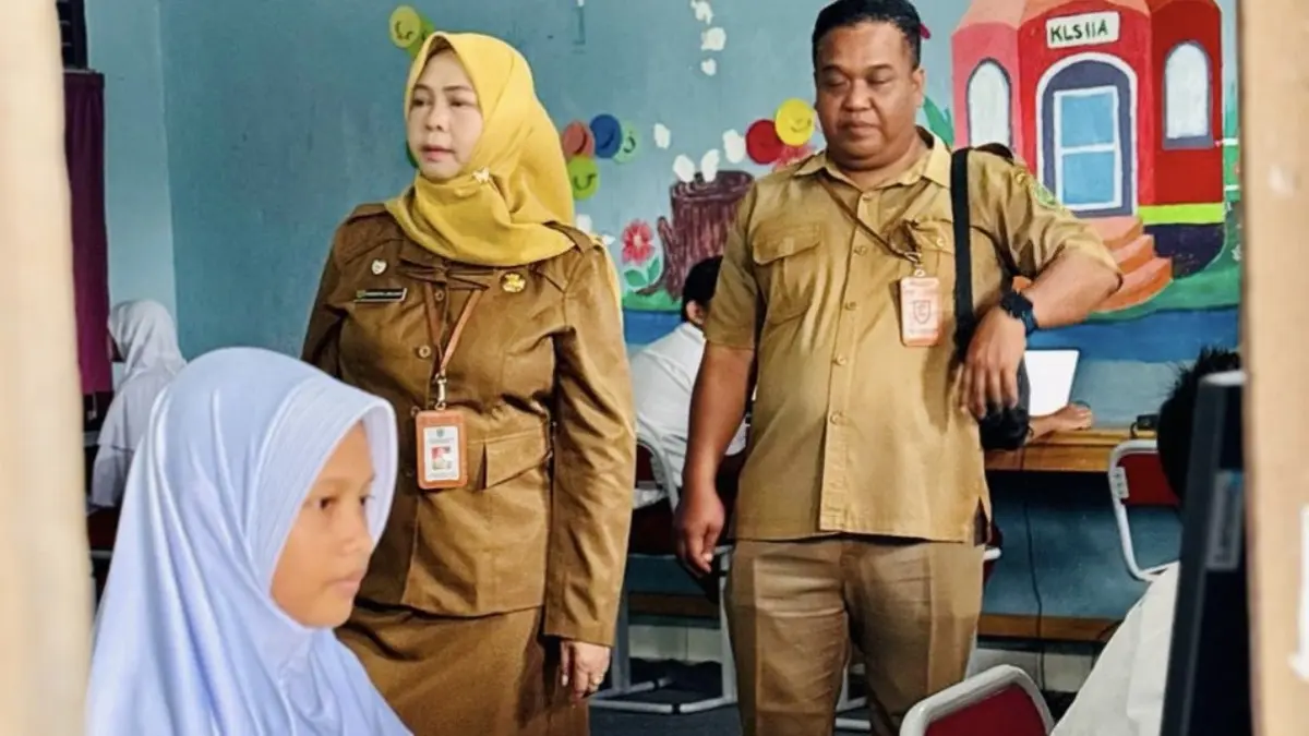 LAKUKAN MONEV: Kepala Disdik Berau Mardiatul Idalisah melakukan monev TKA tingkat SD yang diikuti seluruh siswa kelas VI. (IZZA/BP)