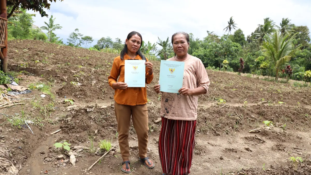 Patma (55) dan Indra (32), petani perempuan di Desa Soso, Kabupaten Blitar, menunjukkan wajah penuh syukur setelah memperoleh kepastian hukum atas tanah mereka melalui program Reforma Agraria Kementerian ATR/BPN, Rabu (22/04/2026).