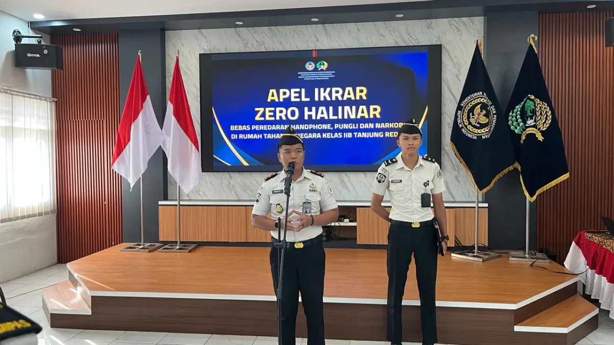 PENGARAHAN: Kepala Rutan Tanjung Redeb saat memberikan arahan terkait dengan komitmen dalam Zero HALINAR. (ARTA KUSUMA YUNANDA/BP)