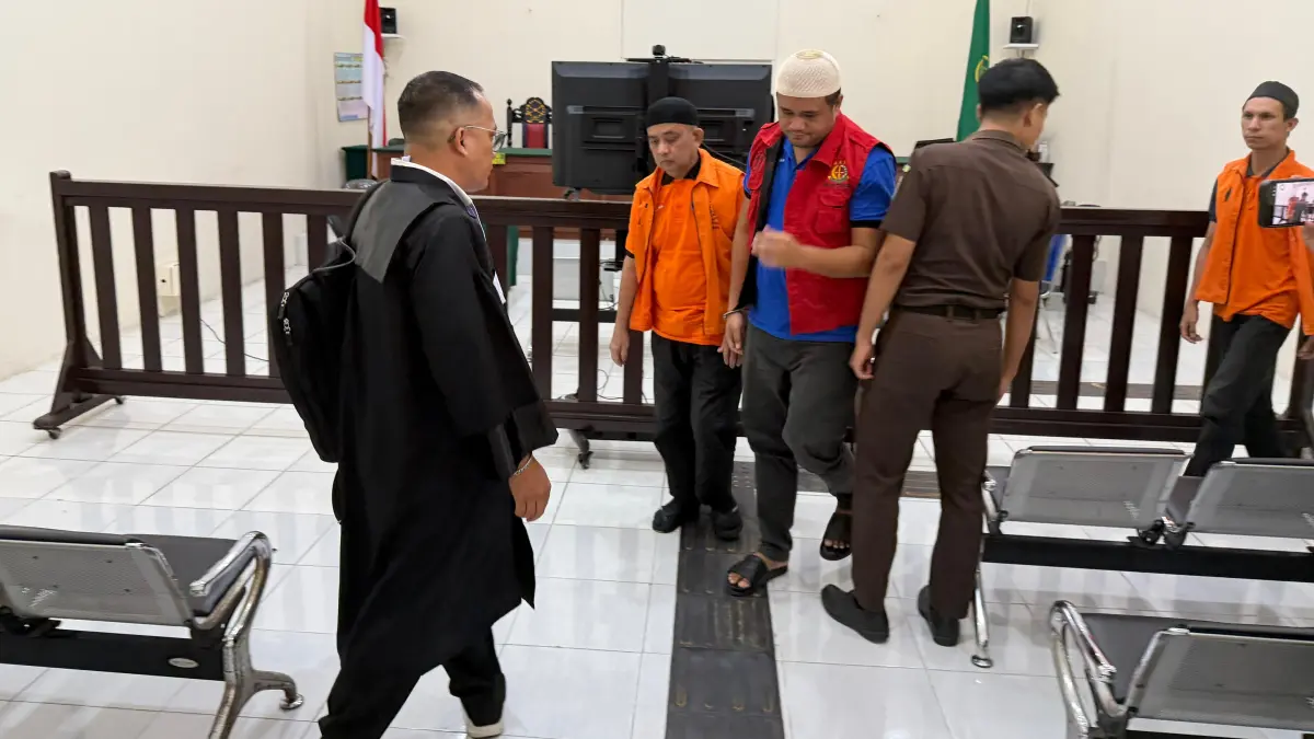 SIDANG TPPU: Dua terdakwa usai jalani sidang perkara TPPU narkotika di Pengadilan Negeri Tarakan, Senin (20/4). (SEPTIAN ASMADI/HRK)