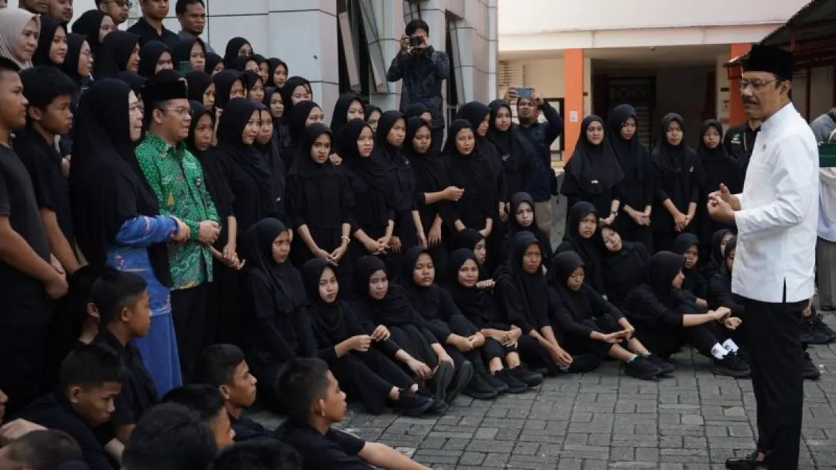 PERLUAS PROGRAM: Menteri Sosial Saifullah Yusuf bersama siswa dalam kunjungan kerja meninjau Sekolah Rakyat Menengah Atas (SRMA) 26 di lingkungan Balai Besar Pendidikan dan Pelatihan Kesejahteraan Sosial (BBPPKS) Makassar, Sulawesi Selatan, Sabtu (18/4). &nbsp;(ANTARA)