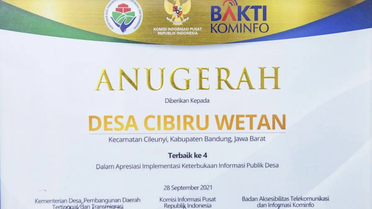 DIAPRESIASI PEMERINTAH: Sertifikat penghargaan Implementasi Keterbukaan Informasi Publik Desa dipajang di Kantor Desa Cibiru Wetan. (NOVRIAN ARBI)