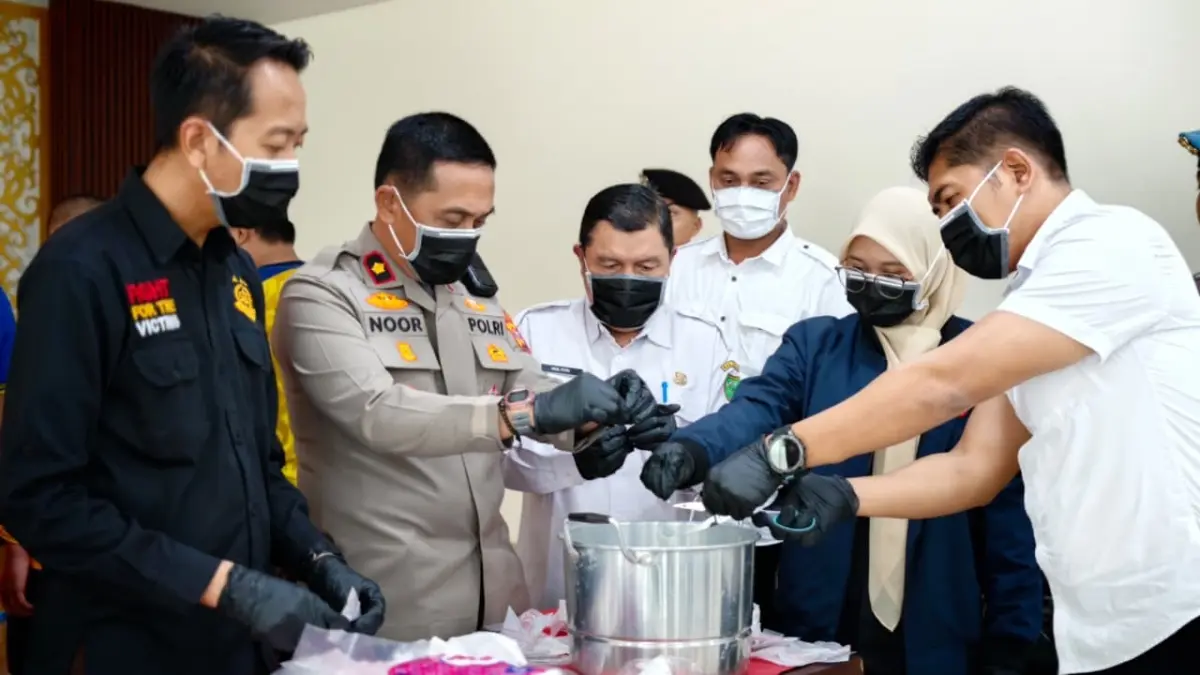 DIMUSNAHKAN: Barang bukti sabu dimusnahkan oleh pihak kepolisian. (ARTA KUSUMA YUNANDA/BP)