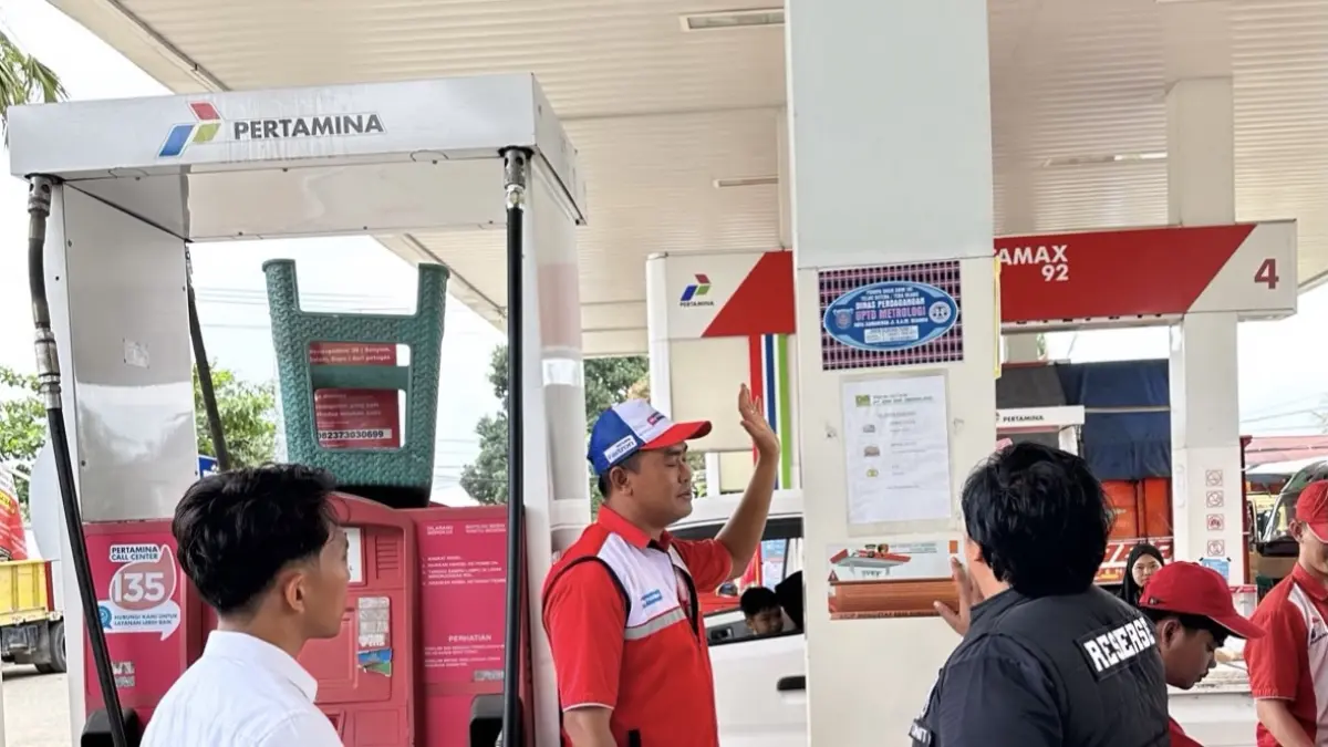 DITINJAU: Jajaran Unit Tipidter Satreskrim Polres Berau saat meninjau sejumlah SPBU di Teluk Bayur dan Gunung Tabur, untuk memastikan penjualan BBM Bersubsidi tidak disalahgunakan di tengah tekanan harga minyak dunia saat ini. (SENO/BP)