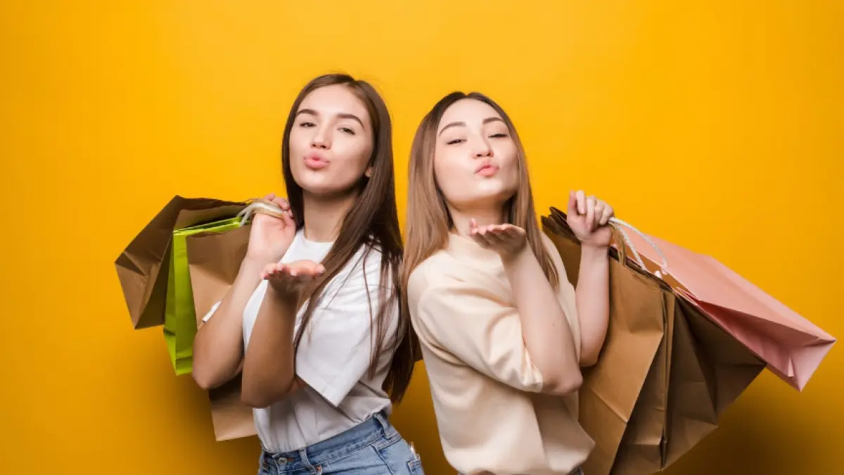 Ilustrasi berbelanja barang mewah demi status. (Freepik)