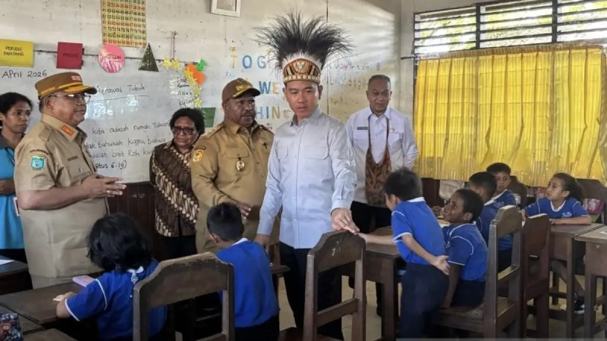 KUNJUNGAN: Wakil Presiden Gibran Rakabuming Raka meninjau pelaksanaan MBG di Sekolah (Dasar) Kristen Dekai Yahukimo, Papua Pegunungan, Selasa (21/4).
