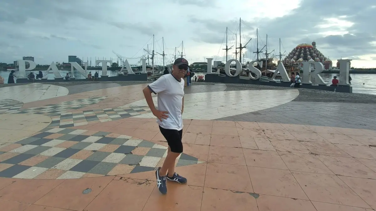 Penulis saat jogging di kawasan Pantai Losari. (DOK PRIBADI)