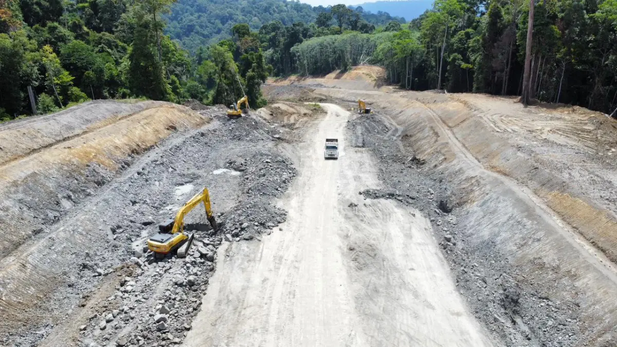 SESUAI RENCANA: Pekerjaan galian pada ruas Tering–Long Bagun di wilayah Kabupaten Mahakam Ulu, &nbsp;diproyeksikan terus berjalan sesuai rencana.&nbsp;