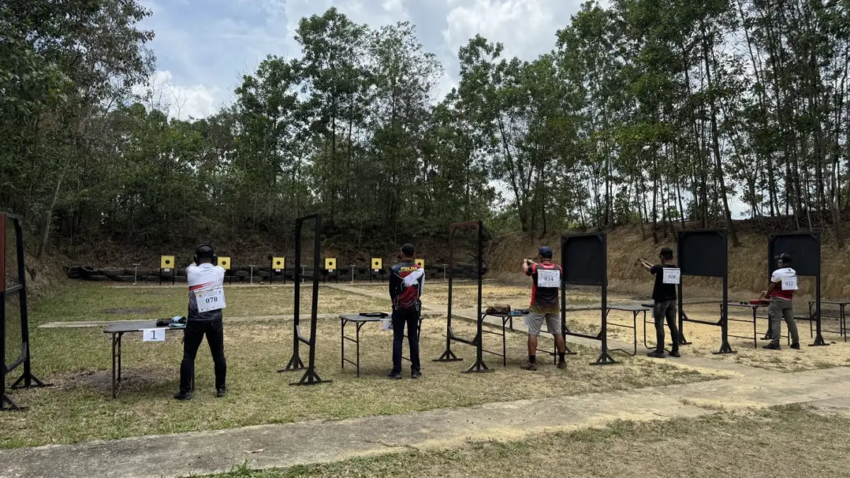 ANTUSIAS: Ratusan peserta dari Kalimantan Timur dan Kalimantan Utara mengikuti Kejuaraan Menembak Bupati Berau Cup 2025 di Yonarmed 18/Buritkang. (SENO/BP)