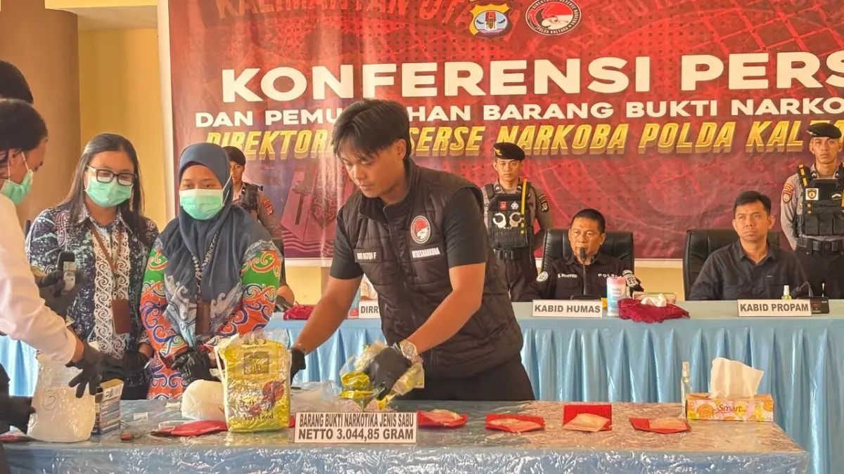 MUSNAHKAN NARKOBA: Barang bukti pengungkapan kasus narkotika periode Februari-April 2026 dimusnahkan Polda Kaltara, Kamis (23/4). (FAISAL/HRK)