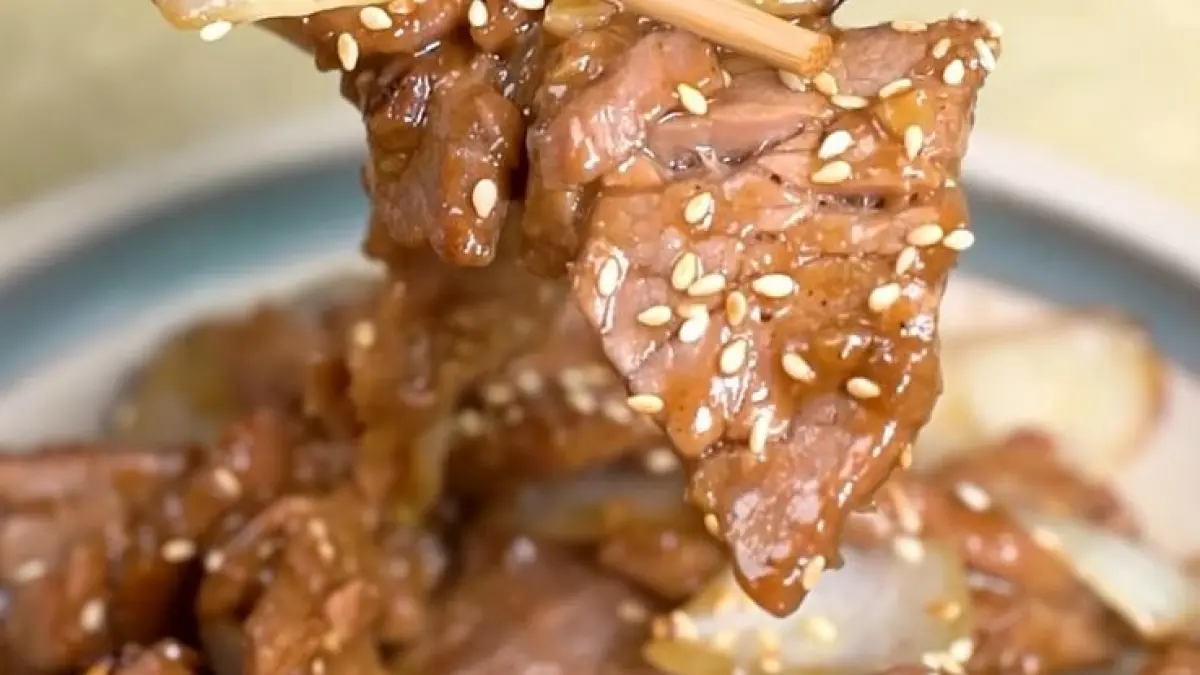 Potret oseng daging mentega gurih manis dengan daging empuk dan saus wangi. (Instagram: @adekoerniawan_s)