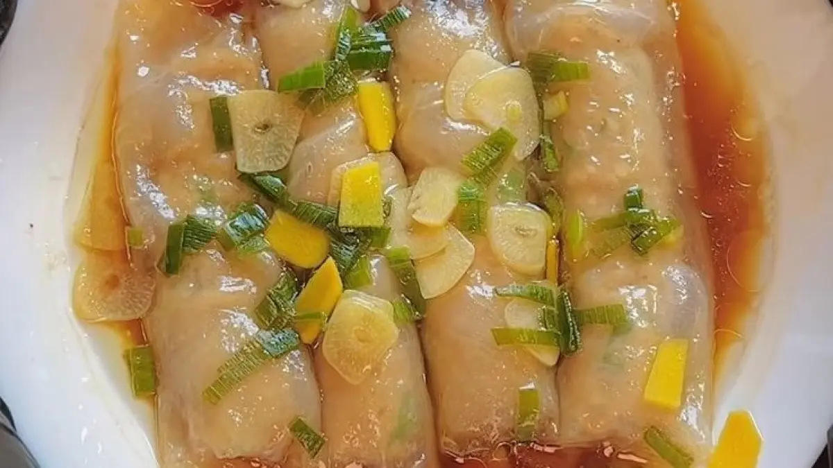 Potret rice paper chi cheong fan kuah hangat dengan isi ayam lembut. (Instagram: @rantikusuu)