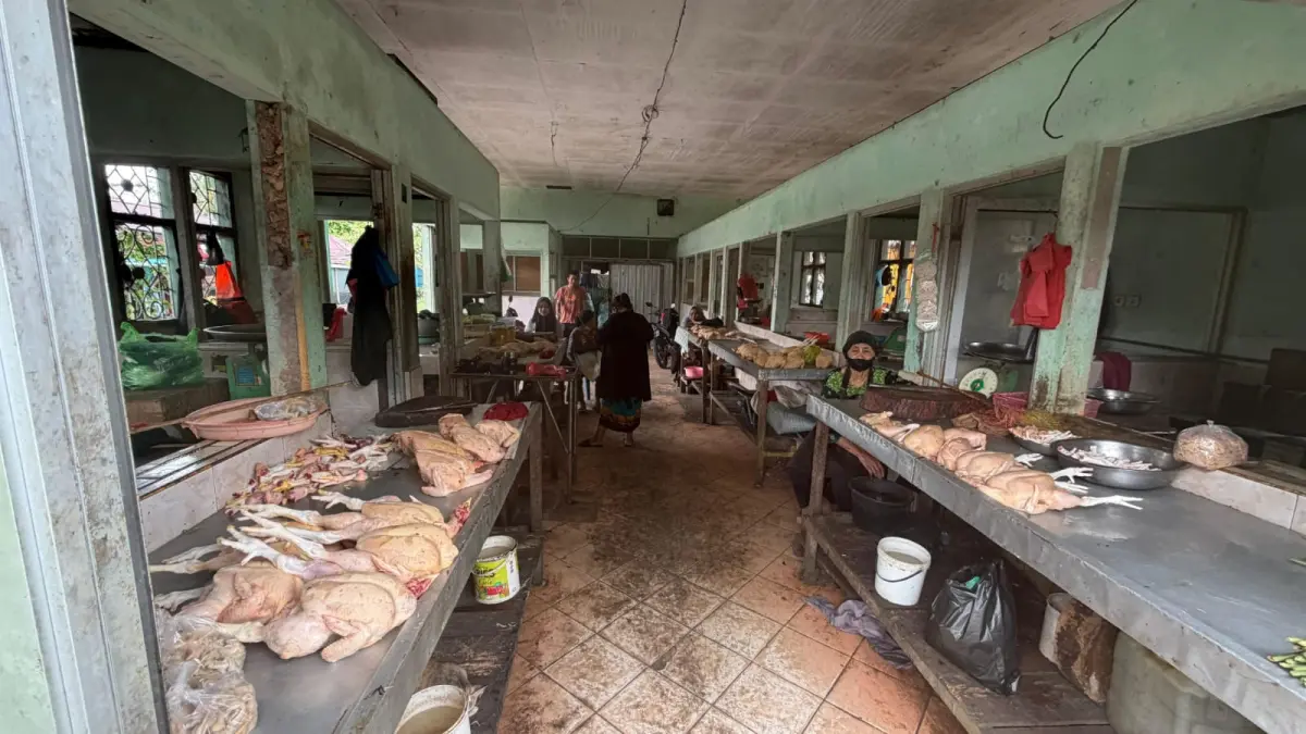 SEPI PEMBELI: Pedagang ayam potong di Pasar Tenguyun Tarakan keluhkan sepi pembeli pasca isu kasus flu burung, Kamis (23/4). (SEPTIAN ASMADI/HRK)