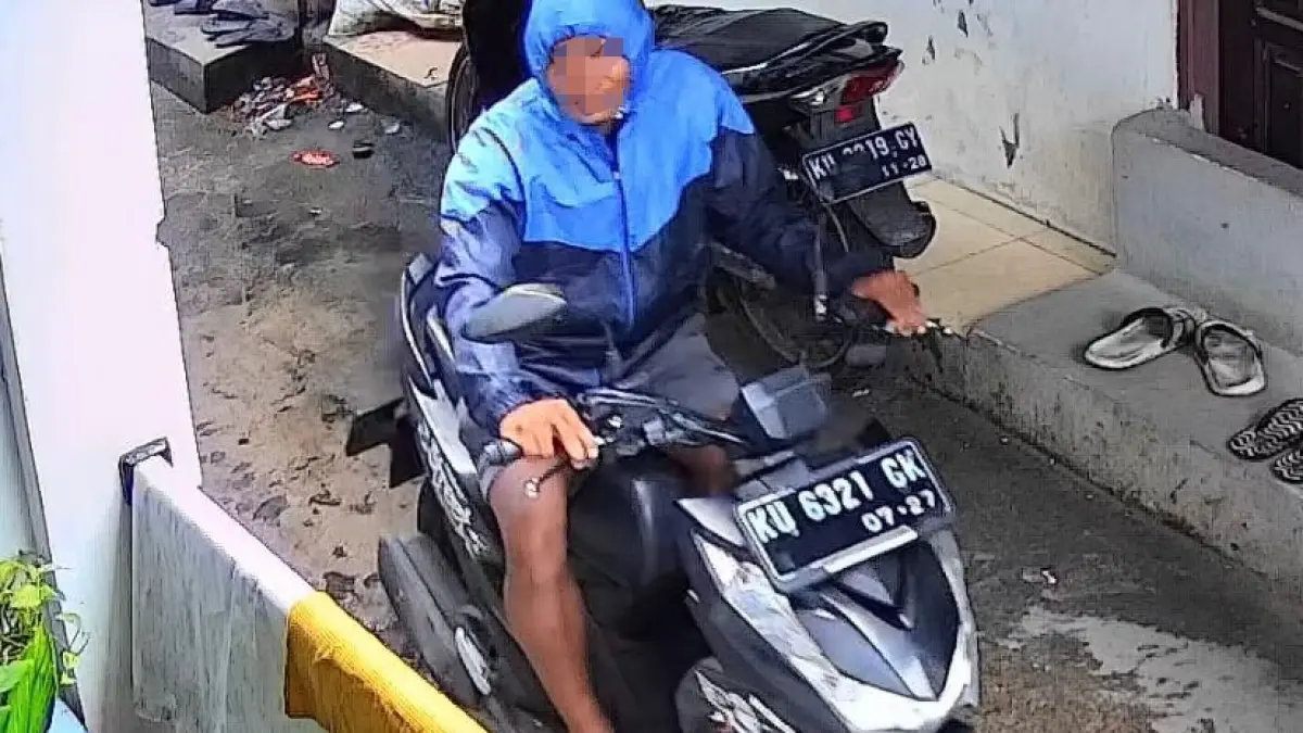 TEREKAM CCTV: Tersangka saat terekam CCTV usai diduga mencuri handphone di Kelurahan Karang Anyar. (POLRES TARAKAN UNTUK HRK)