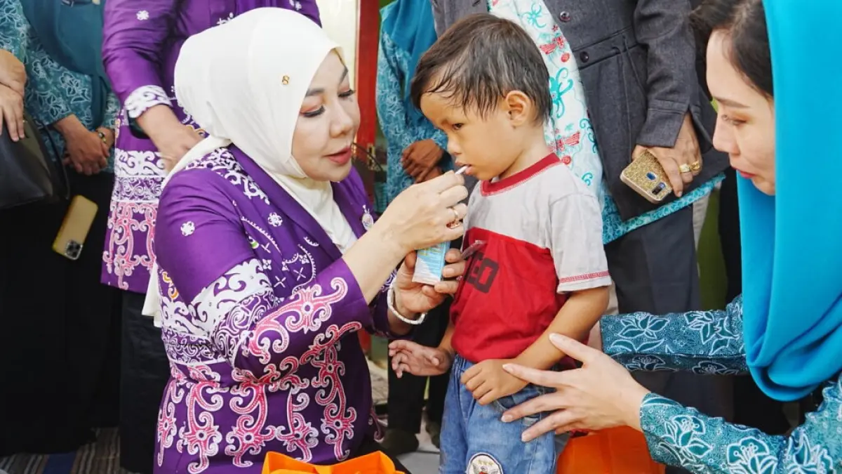 ATASI STUNTING: Ketua TP-PKK Kaltara, Rahmawati Zainal kunjungan kerja pembinaan di Posyandu Free Lancang, Kecamatan Nunukan Selatan, Jumat (24/4). (DKISP KALTARA)