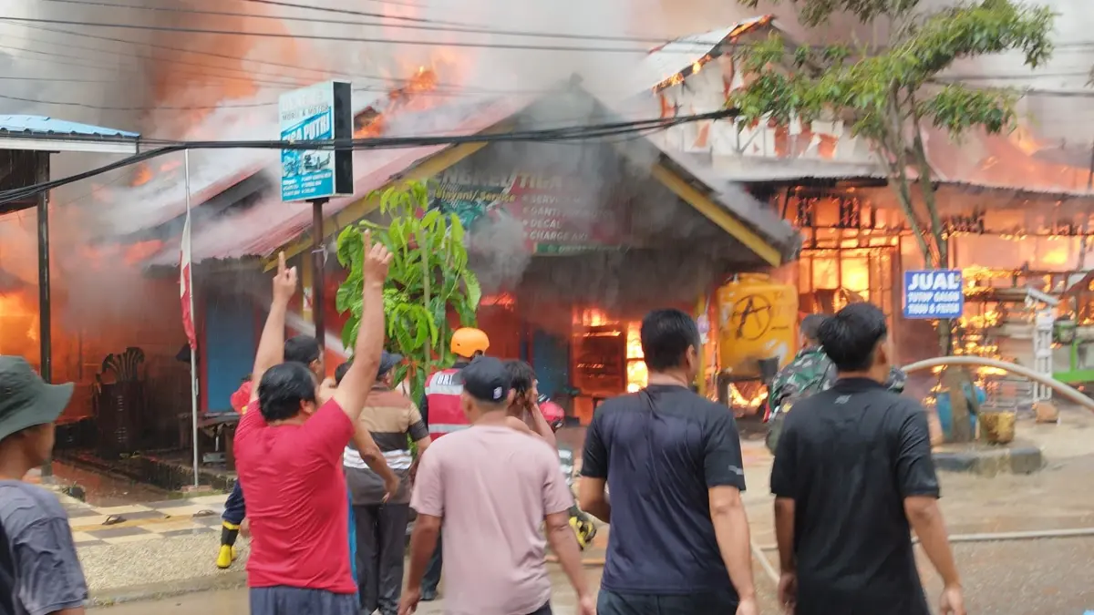 MEMBARA: Kebarakan terjadi di wilayah Teluk Bayur, Sabtu (25/4) pagi. (BERAU POST)