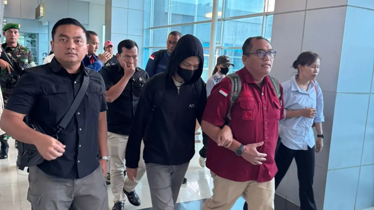 PELARIAN BERAKHIR: Tersangka MI (tengah) diringkus di Sulsel yang sempat buron selama tiga bulan karena kasus dugaan Tipikor proyek ASITA Dinas Pariwisata Kaltara.&nbsp; (KEJATI KALTARA)