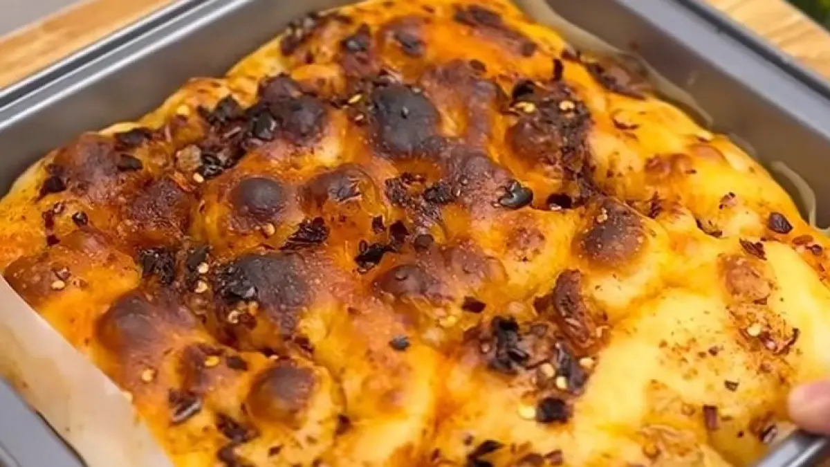 Potret focaccia simple tanpa mixer dengan bahan minimal. (Instagram: @kreasi.tanoto)