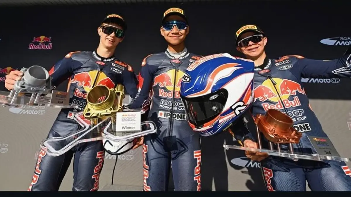 Muhammad Kiandra Ramadhipa (tengah), usai meraih juara pada  Red Bull MotoGP Rookies Cup 2026 seri Spanyol. Berlaga di Sirkuit Jerez, Minggu (26/4/2026). (Instagram: @redbullrookiescup)